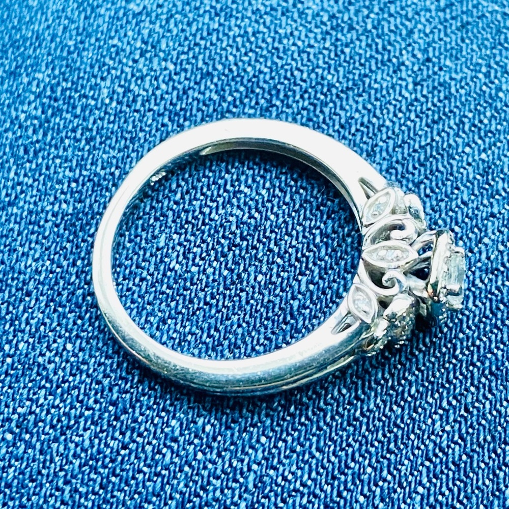 14k gold Diamond Ring - Picture 4 of 8